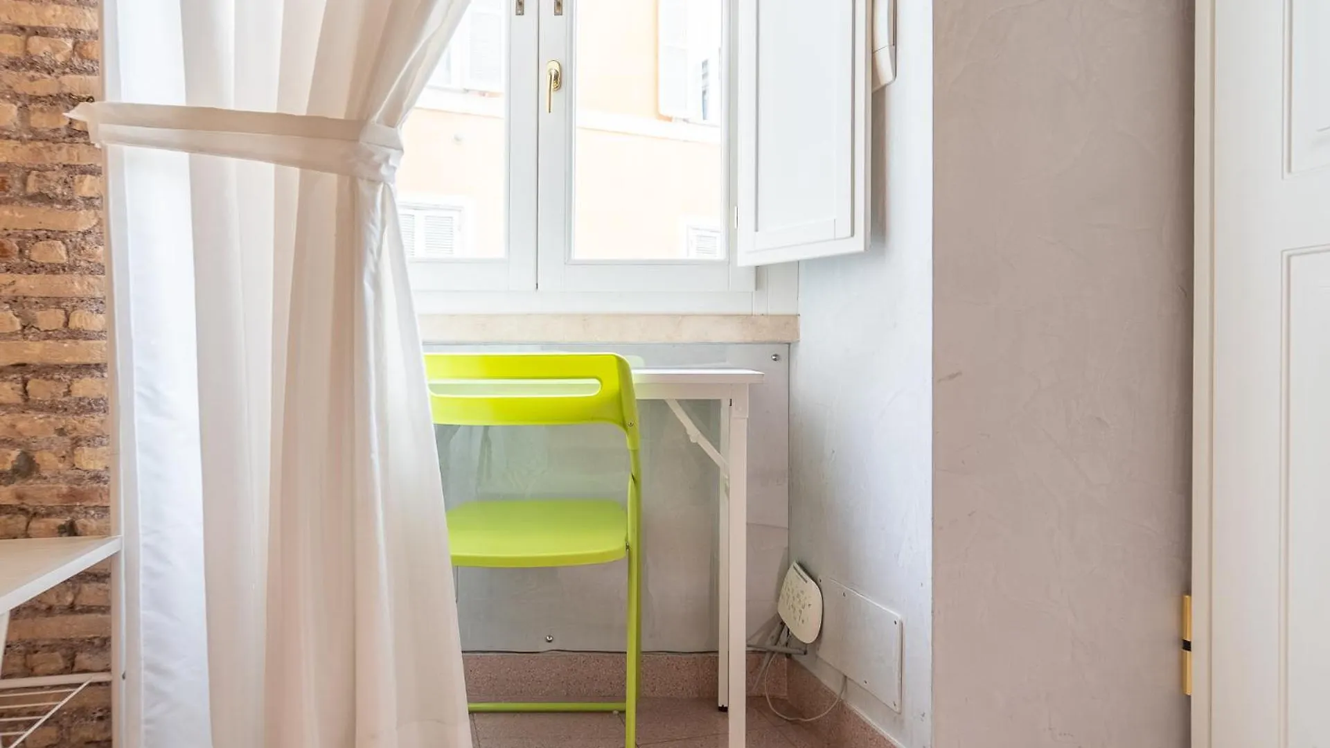 Secret Studio Retreat In The Heart Of The Ghetto By Houseeds Rom Lejlighed